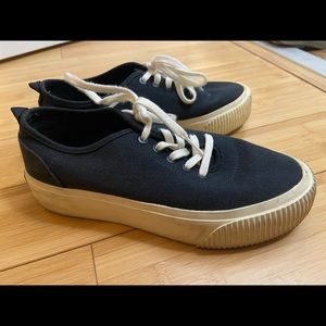 Everlane sneakers in navy blue